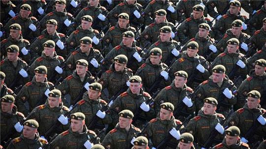 Russische Soldaten marschieren während einer Militärparade durch Moskau. Medienberichten zufolge werden in der Söldnereinheit „Redut“ Scharfschützinnen und Bedienerinnen von Drohnen angeworben.