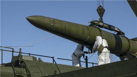 Russische Truppen laden während einer Übung an einem nicht genannten Ort in Russland eine ballistische Boden-Boden-Rakete vom Typ Iskander auf eine mobile Abschussvorrichtung. (Archivbild)