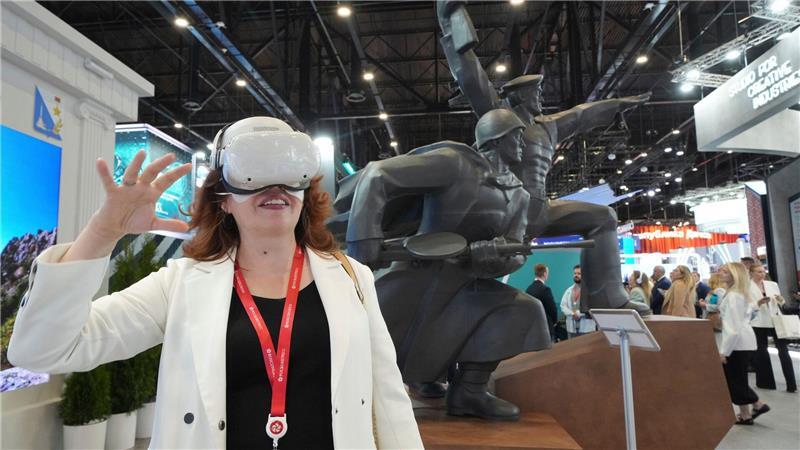 Russischer Wirtschaftsminister warnt vor Rezession Russische Unternehmer und Konzerne präsentieren beim Petersburger Internationalen Wirtschaftsforum ihre neuesten Errungenschaften.