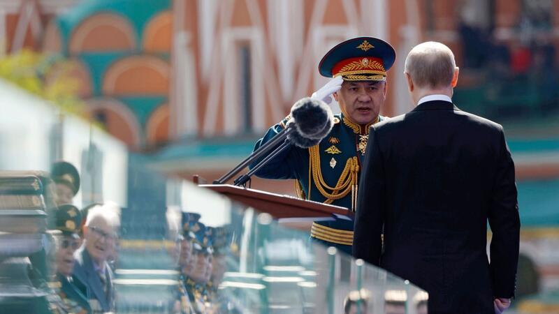 Parade ohne Sieg - Putin rüstet sich für langen Krieg Russland wappnet sich für einen langen Krieg. Verteidigungsminister Sergej Schoigu (l) treibt die Rüstungsindustrie immer wieder an (Archivbild).