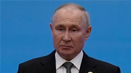 Russland will im kommenden Jahr sechs Prozent seines BIP für Verteidigung ausgeben. Das wird die Wirtschaft des von Wladimir Putin regierten Landes zunehmend belasten, so Experten.