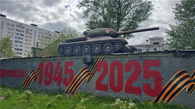 Gedenken in Kriegszeiten – Kiew stört Putins Siegesparade Russlands Hauptstadt wurde vor dem Siegesfeiern festlich geschmückt - unter anderem auch mit Panzerattrappen.