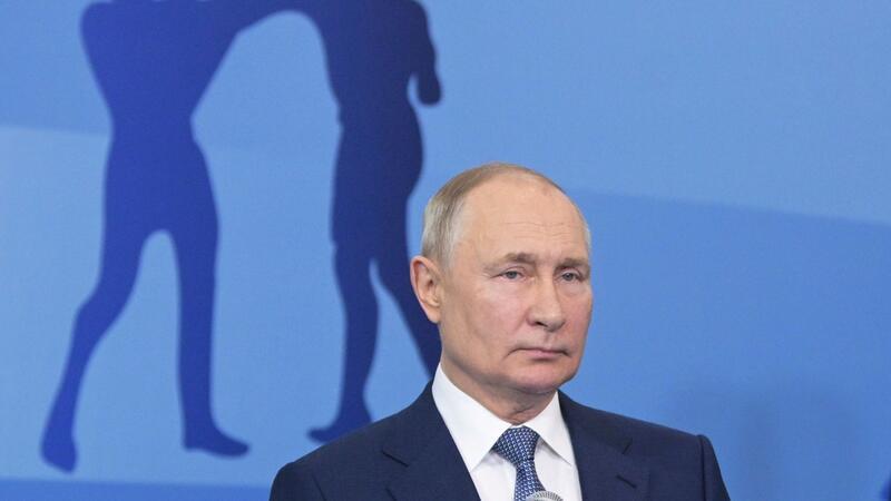 Kremlsprecher über Doppelgänger: „Putin - haben wir einen“ Russlands Präsident Wladimir Putin hat selbst einmal gesagt, dass ihm aus Sicherheitsgründen die Nutzung eines Doppelgängers bei offiziellen Terminen ans Herz gelegt worden sei.