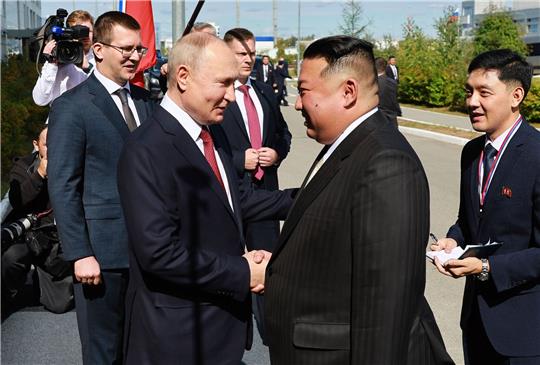 Russlands Präsident Wladimir Putin (l), begrüßt Kim Jong Un, Machthaber von Nordkorea, am Weltraumbahnhof Kosmodrom Wostotschny.
