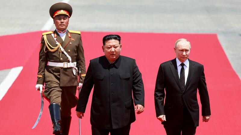 Putin in Nordkorea: Vertrag über strategische Partnerschaft Russlands Präsident Wladimir Putin (r) und Nordkoreas Machthaber Kim Jong Un wollen ihr Partnerschaft stärken.