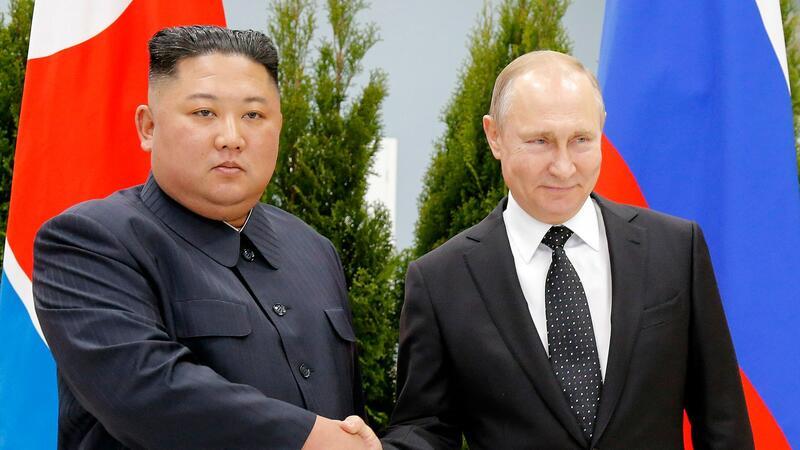 Russlands Präsident Wladimir Putin (r) will nach Angaben aus dem Kreml in das international isolierte Nordkorea reisen. Er trifft dort Kim Jong Un, wie schon hier 2019.