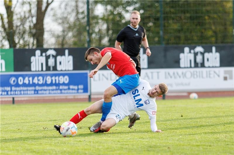 Rustikal geht es vor allem in der ersten Halbzeit zu. Schiedsrichter Jannik Weinkauf aus Oldenburg erwischt einen schwachen Tag. D/A-Linksverteidiger Jannes Elfers hat in der ersten Minute das 1:0 mit einer starken Flanke vorbereitet. Fotos