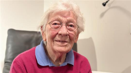Ruth Bätje in ihrem Zimmer. Für jüngere Menschen hat sie einen Rat parat.