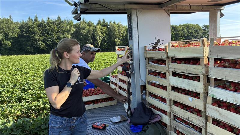 Ruth Giese von Ant Robotics hat den Transportroboter im Blick.