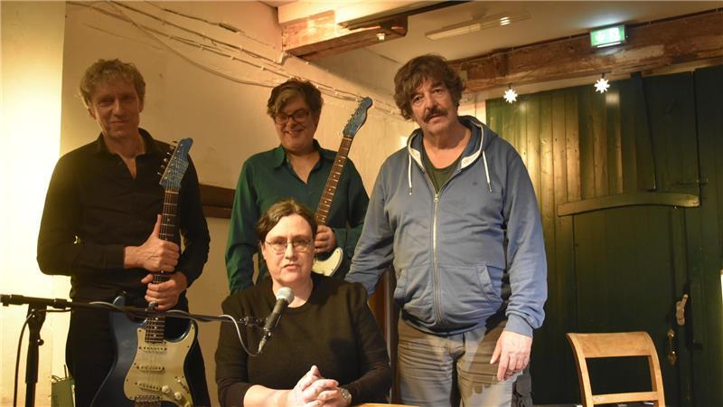 Ruth Meyer erzählt Anekdoten rund um Weihnachten und wird begleitet von Rainer Piwek (Gesang/Bass), Lothar Müller (Gitarre) und Johannes Wennrich (Gitarre).