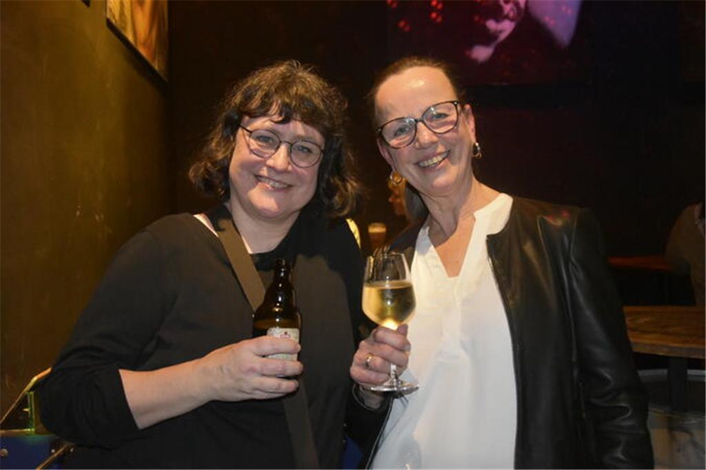 Ruth Meyer und Petra Galle genießen die Feierzeit in der Diskothek.