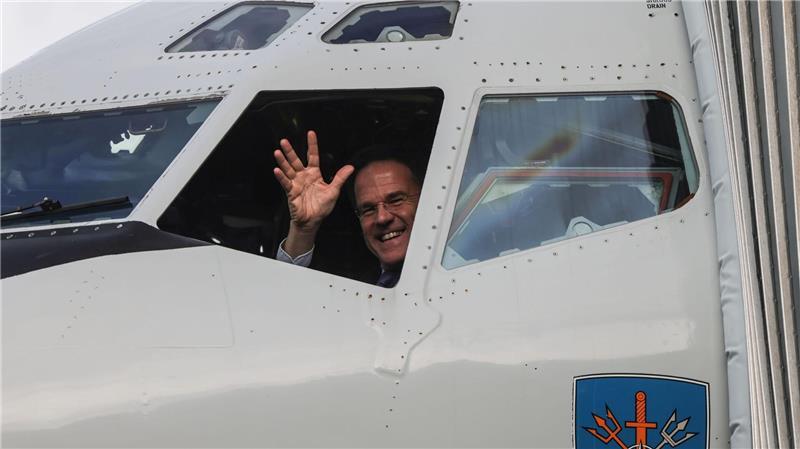 Rutte an Bord: NATO-Chef inspiziert AWACS in Geilenkirchen