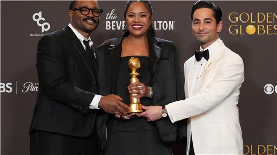 Ryan Coogler (l-r) und die Produzenten Zinzi Evans und Sev Ohanian vom Film „Sinners“ bei den Globes. (Archivbild)