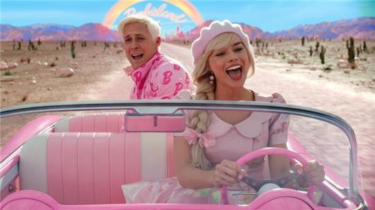 Ryan Gosling als Ken und Margot Robbie als Barbie in einer Szene der Films „Barbie“.