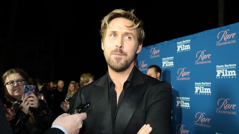 Ryan Gosling auf dem Roten Teppich, bevor er den Kirk Douglas Award for Excellence in Film vom Santa Barbara International Film Festival 2024 erhält.