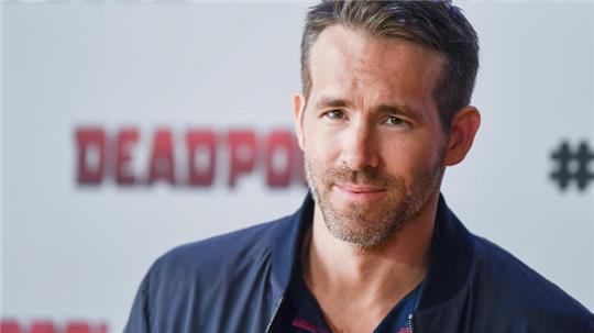 Ryan Reynolds, Schauspieler, kommt zu einem Pressetermin zum Film «Deadpool 2» und steht vor einem Filmplakat.