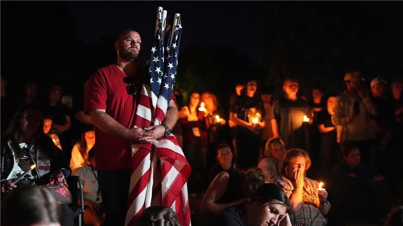 Bilder des Tages Ryan Shaw hält US-amerikanische Flaggen bei einer Mahnwache für den getöteten US-Aktivisten Charlie Kirk.