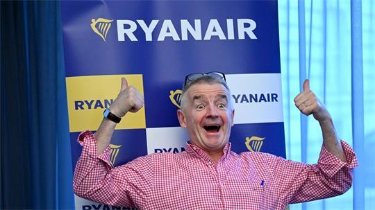 Ryanair-Chef Michael O’Leary beugt sich „widerwillig“ Fluggastrechten britischer und europäischer Behörden. 