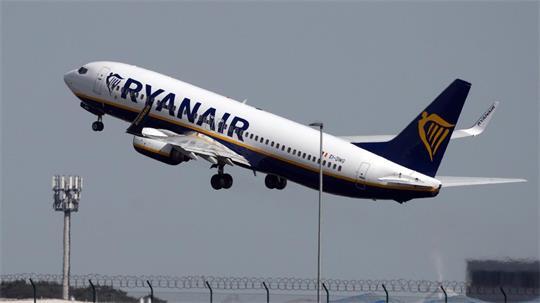 Ryanair streicht seine Basis am Hauptstadtflughafen BER erheblich zusammen. (Archivbild)