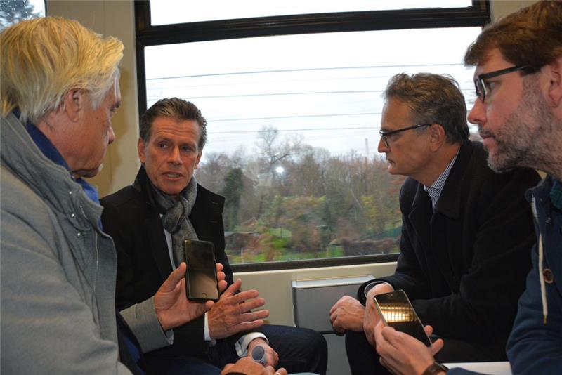 S-Bahn-Chef Kay Uwe Arnecke (Zweiter von links) und Andreas Rieckhof, Verkehrs-Staatsrat der Stadt Hamburg (Zweiter von rechts), im Gespräch mit den TAGEBLATT-Redakteuren Wolfgang Stephan (links) und Birger Hamann.