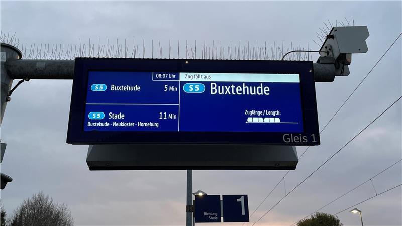 Ein Zugzielanzeiger zeigt die nächsten S-Bahnen nach Buxtehude/Stade an.
