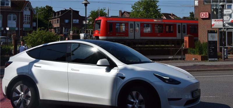 S-Bahn oder Auto? Das fragen sich Berufspendler im Landkreis Stade. Kein Verkehrsmittel verspricht einen störungsfreien Betrieb. Schienennetz und Straßen in der Region haben großen Modernisierungsbedarf.