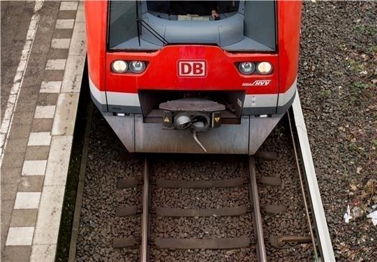 S-Bahnen mit Ziel und Start Buxtehude verkehrten am Montagmorgen nur ab beziehungsweise bis Neugraben. Foto: Reinhardt/dpa