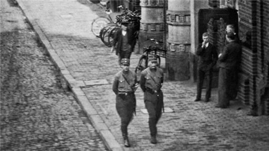 SA-Patrouille vor dem Buxtehuder Rathaus.