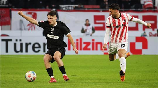 SC Freiburg - FC St. Pauli, 10. Spieltag, Europa-Park Stadion: Arkadiusz Pyrka (l, FC St. Pauli) gegen Vincenzo Grifo (SC Freiburg).