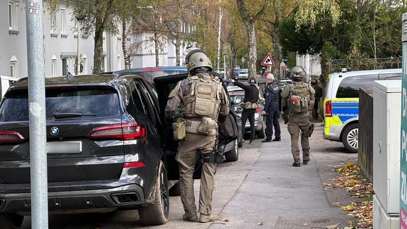 Polizei räumt Schule in Solingen - Kein Hinweis auf Gefahr SEK-Beamte hatten nach Hinweisen auf einen Bewaffneten eine Gesamtschule in Solingen umstellt. Jetzt gibt es Entwarnung.