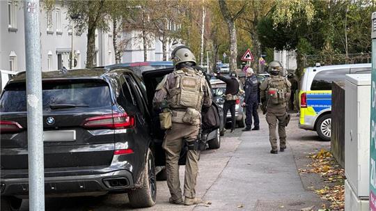 SEK-Beamte hatten nach Hinweisen auf einen Bewaffneten eine Gesamtschule in Solingen umstellt. Jetzt gibt es Entwarnung.