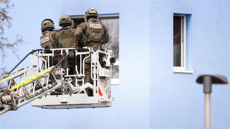 38-Jähriger verschanzt sich – Mehrfamilienhäuser evakuiert SEK-Beamte kontrollieren von der Drehleiter aus.