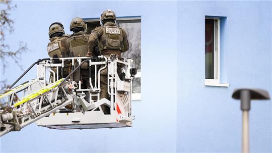 SEK-Beamte kontrollieren von der Drehleiter aus.
