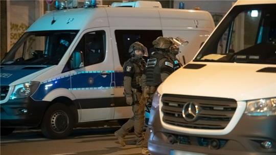 SEK-Beamte verlassen ein Grundstück im Stadtteil Friedrichshain.