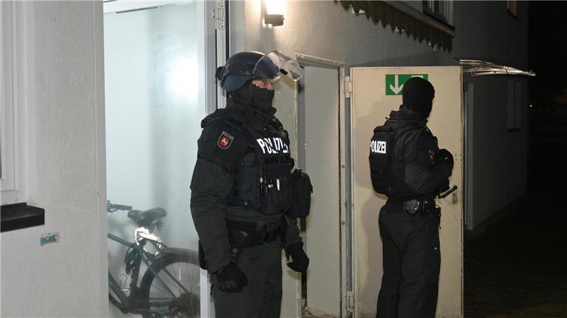 Toter am Stader Bahnhof: Fünf Männer vor dem Landgericht angeklagt SEK-Kräfte bei der Razzia in der Altländer Straße am 5. März 2024.