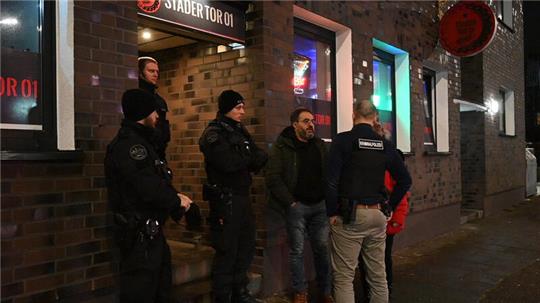 SEK stürmt Kneipe Stader Tor in Hamburg-Heimfeld.
