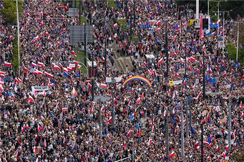 Rund eine Million Menschen protestieren gegen PiS-Regierung SIe demonstrieren gegen die populistische Regierungspartei PiS.