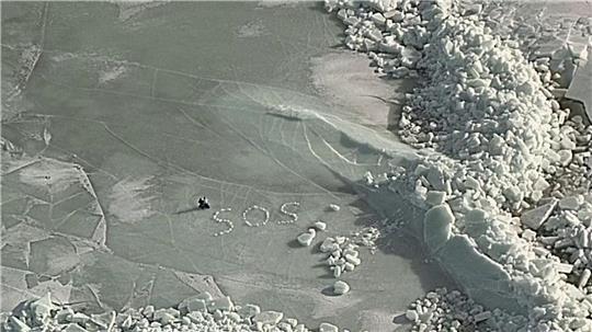 SOS auf dem Eis: Nach dem Einbruch ihres Zeltes ins Eis retten sich zwei Camper mit Mühe und werden nach fünf Stunden per Hubschrauber geborgen.