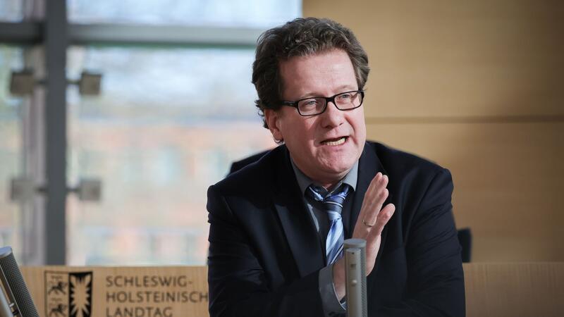 SPD fordert bessere Perspektiven für Vertretungslehrer SPD-Bildungspolitiker Martin Habersaat spricht auf einer Sitzung des Landtags von Schleswig-Holstein.