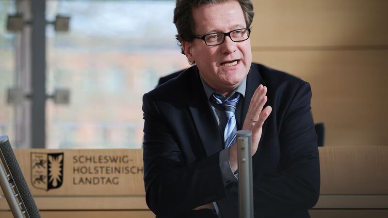 Weitere 65 Perspektivschulen erhalten mehr Fördermittel SPD-Bildungspolitiker Martin Habersaat spricht auf einer Sitzung des Landtags von Schleswig-Holstein im Plenarsaal im Landeshaus.
