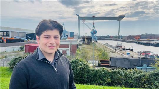 SPD-Chef Ermiya Ciger schwebt Wohnen und Gewerbe auf der Sietas-Werft in Neuenfelde vor.