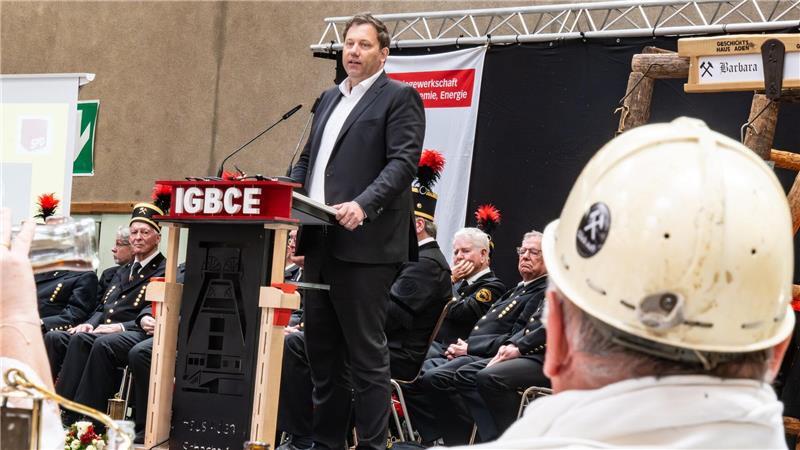 Gewerkschaften kündigen Widerstand gegen Sozialkürzungen an SPD-Chef Klingbeil bei einer Kundgebung im Ruhgebiet.