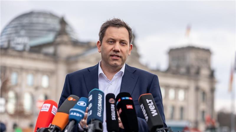 SPD-Chef Klingbeil fordert ungeachtet der Einigung auf das Finanzpaket Reformen für Deutschland. 