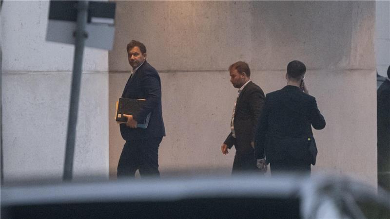 Koalitionstreffen beendet - Warten auf Ergebnisse SPD-Chef Lars Klingbeil geht zum Spitzentreffen der Koalition.