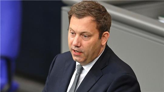 SPD-Chef Lars Klingbeil glaubt an eine zeitnahe Einigung im Streit über einen neuen Wehrdienst. (Archivbild) 