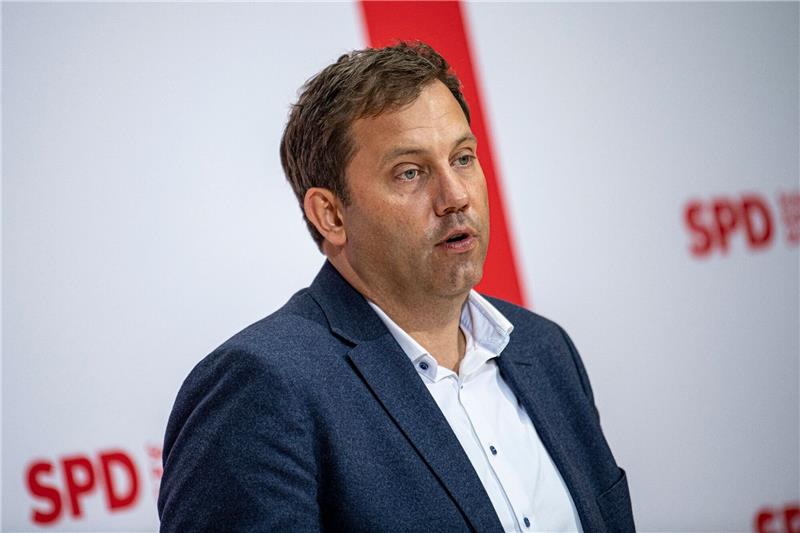 Klingbeil zu „Cum-Ex“: Hat keinen politischen Einfluss gegeben SPD-Chef Lars Klingbeil nimmt an einer Pressekonferenz teil.
