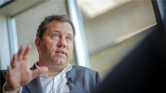 SPD-Chef Lars Klingbeil spricht in einem Interview mit Journalisten der Deutschen Presse-Agentur.
