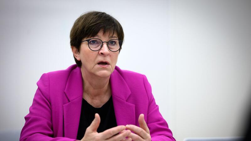 SPD-Chefin Esken für regelmäßige Prüfung eines AfD-Verbots SPD-Chefin Saskia Esken hatte ein Verbotsverfahren gegen die AfD bereits im August ins Spiel gebracht.