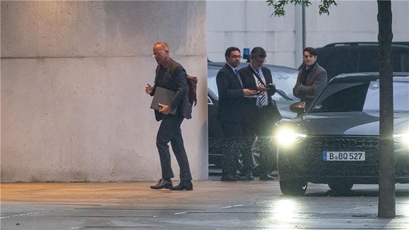 Koalitionstreffen beendet - Warten auf Ergebnisse SPD-Fraktionschef Matthias Miersch hat auf dem Weg ins Kanzleramt Unterlagen dabei.