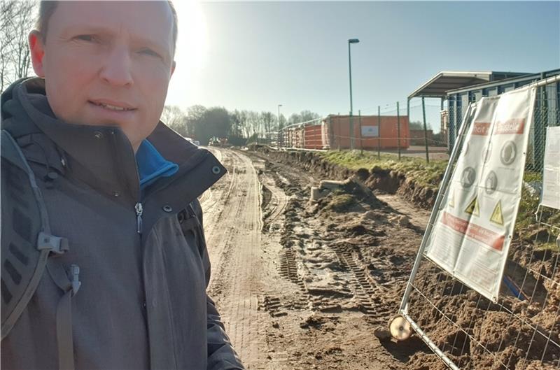 SPD-Fraktionschef Tobias Handtke an der Baustellenzufahrt zur neuen Abfallannahmestelle bei Ardestorf: Anfang Mai soll sie öffnen.